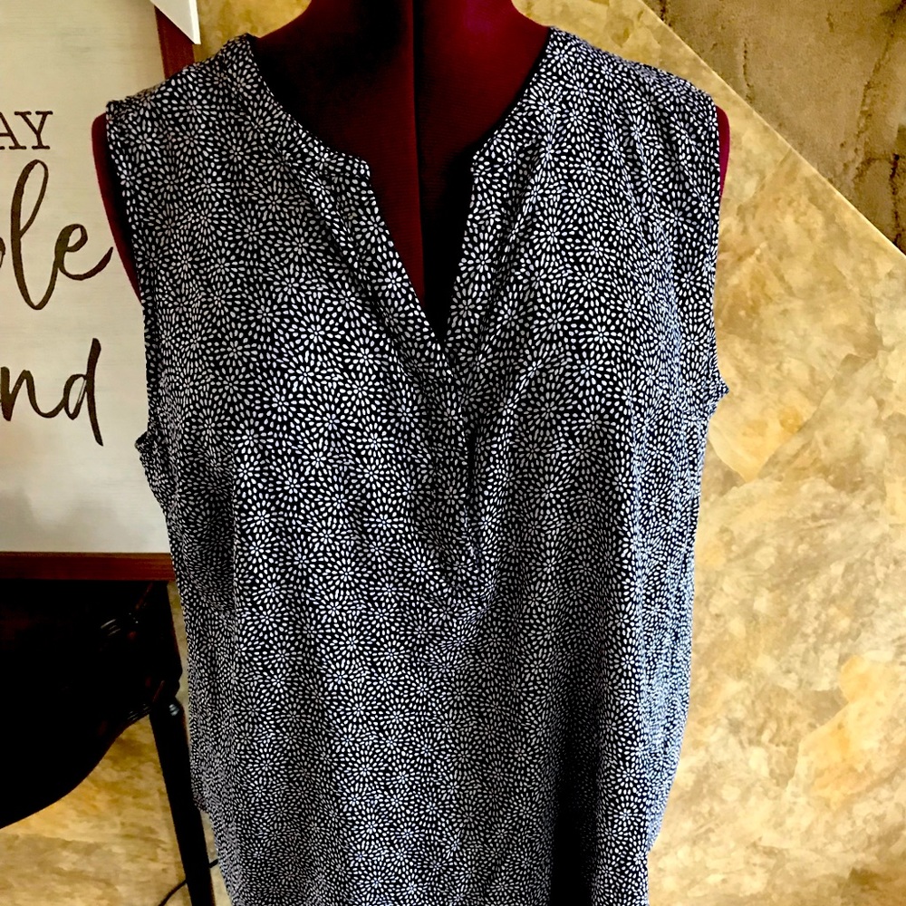 Women’s top with pattern of black and white